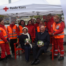 På "samtalebenken" hos Røde Kors i Kjøllefjord. Foto: Sven Gj. Gjeruldsen, Det kongelige hoff.